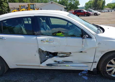 2013 Chrysler 200 Limited from USA, damaged, VIN 1C3CCBCG8DN522557